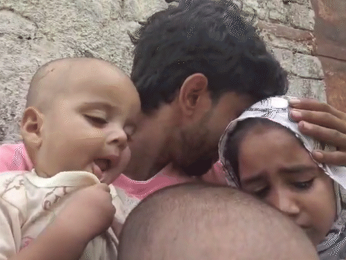 पत्नी भागी तो 4 बच्चों संग यमुना में कूदा पति:शामली में रोते हुए VIDEO बनाया, बोला- पत्नी और उसके प्रेमी ने जिंदगी नर्क कर दी पत्नी भागी तो 4 बच्चों संग यमुना में कूदा पति:शामली में रोते हुए VIDEO बनाया, बोला- पत्नी और उसके प्रेमी ने जिंदगी नर्क कर दी