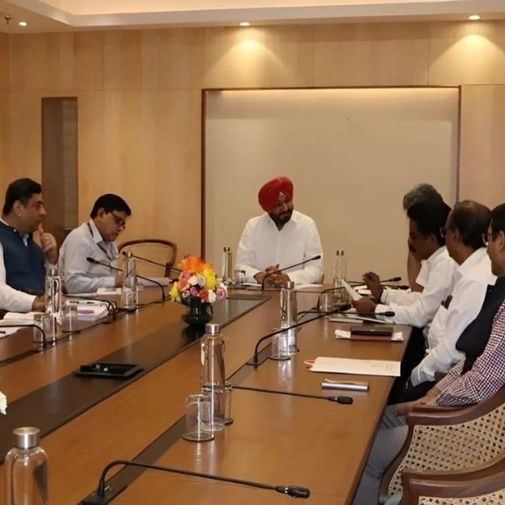 लुधियाना पहुंचे केन्द्रीय मंत्री रवनीत बिट्टू:हलवारा एयरपोर्ट को लेकर की समीक्षा; बोले-पंजाब के हृदय में रत्न बनेगा हवाई अड्डा लुधियाना पहुंचे केन्द्रीय मंत्री रवनीत बिट्टू:हलवारा एयरपोर्ट को लेकर की समीक्षा; बोले-पंजाब के हृदय में रत्न बनेगा हवाई अड्डा
