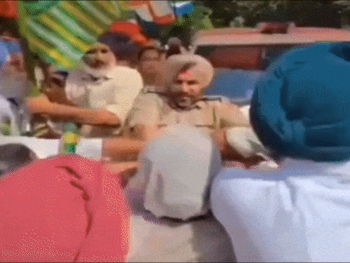 पंजाब पुलिस-किसानों की झड़प:DSP बोलीं- मेरे साथ धक्कामुक्की की, वर्दी-जूड़ा खींचा; किसान बोले- हम पर गाड़ी चढ़ाने की कोशिश की पंजाब पुलिस-किसानों की झड़प:DSP बोलीं- मेरे साथ धक्कामुक्की की, वर्दी-जूड़ा खींचा; किसान बोले- हम पर गाड़ी चढ़ाने की कोशिश की