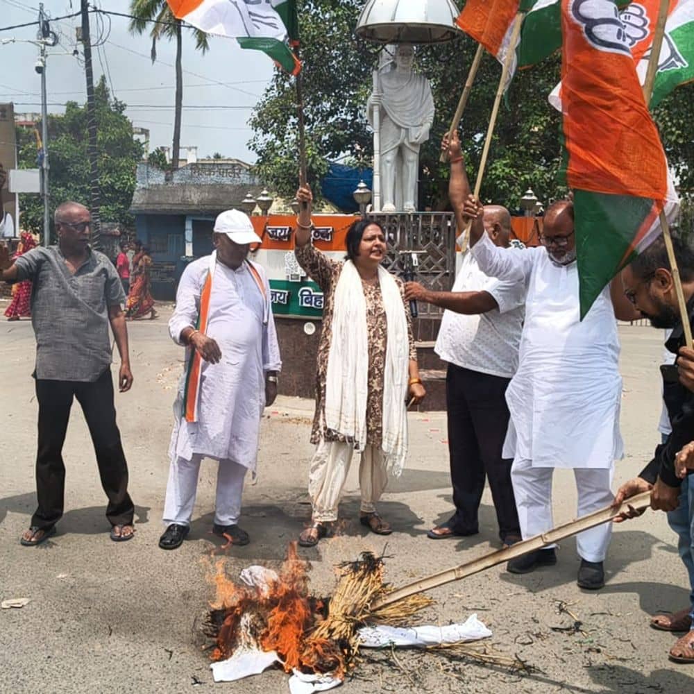 बांका में PM मोदी का पुतला जलाया:कांग्रेस दफ्तर पर हमले को लेकर गांधी चौक पर पार्टी नेताओं ने किया विरोध बांका में PM मोदी का पुतला जलाया:कांग्रेस दफ्तर पर हमले को लेकर गांधी चौक पर पार्टी नेताओं ने किया विरोध