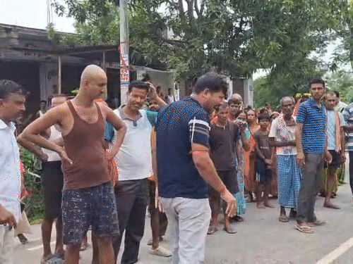 मुजफ्फरपुर में सड़क हादसे में युवक की मौत, 2 घायल:तीनों एक ही बाइक से जा रहे थे, अज्ञात वाहन ने मारी टक्कर; विरोध में रोड जाम