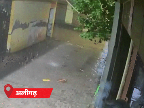 संभल में झमाझम बारिश, अलीगढ़ में दीवार गिरी:30 शहरों में अलर्ट, ओले भी गिर सकते हैं; दो दिन में विदा होगा मानसून