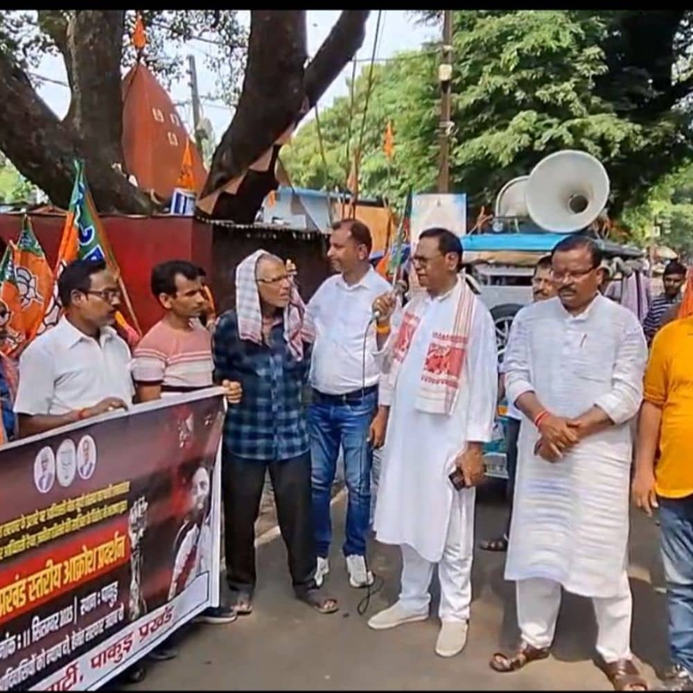 भाजपा ने पाकुड़ में किया प्रदर्शन:सूर्य हांसदा एनकाउंटर और रिम्स-2 जमीन विवाद पर उतरे सड़क पर, बीडीओ को सौंपा ज्ञापन