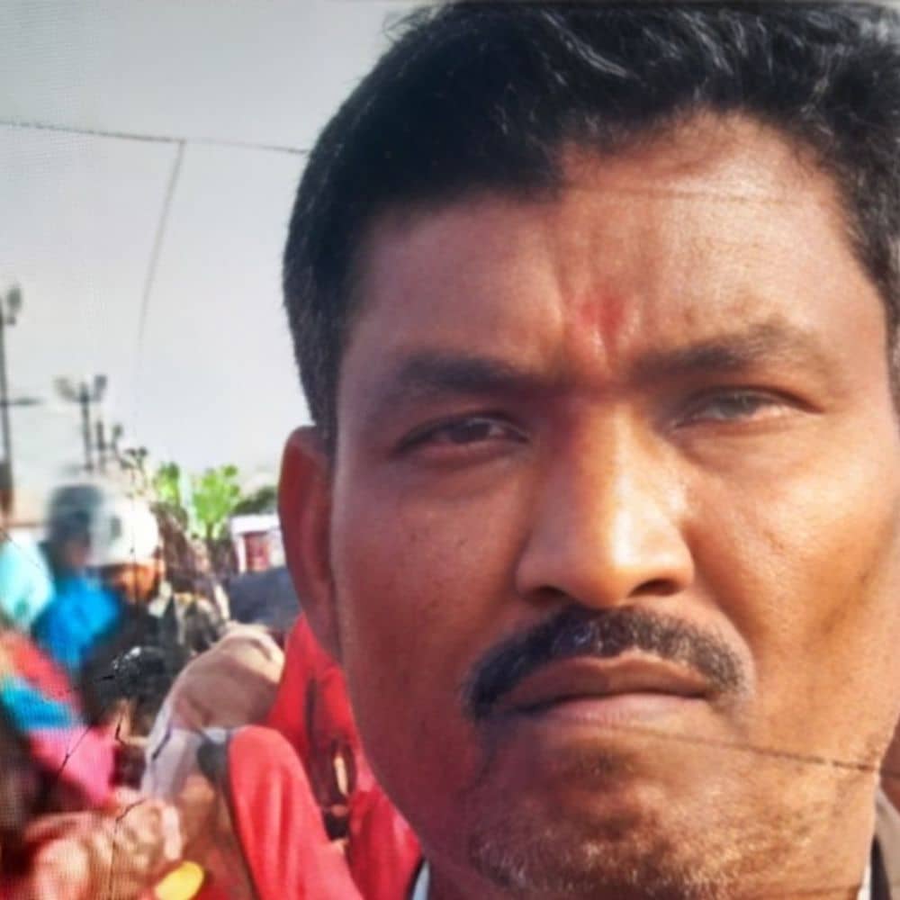 कोडरमा में पेड़ काटते समय हादसा:नावाडीह गांव में व्यक्ति के सिर पर गिरी टहनी, मौके पर मौत