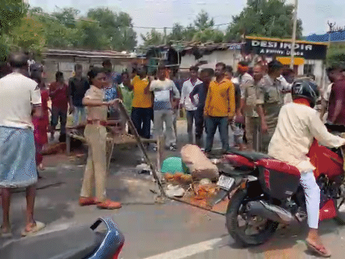 गिरिडीह में जमीन विवाद में सड़क पर हंगामा:दो पक्षों के बीच झड़प, 2 घंटे तक बाधित रहा यातायात; वाहनों की लगी कतार