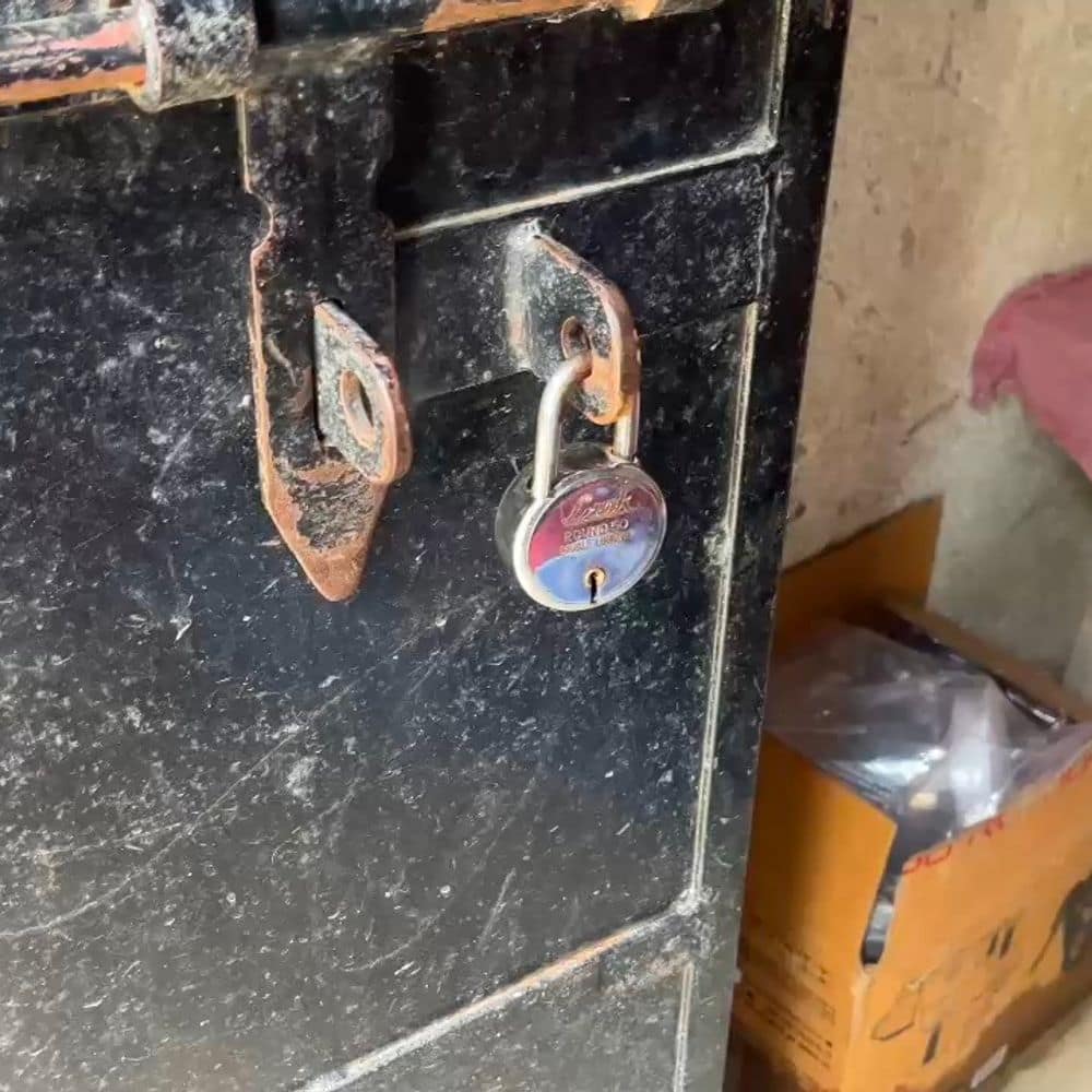 मधेपुरा में चोरों ने तोड़े तीन कमरों के ताले:साढ़े 3 लाख के गहने-नकदी ले गए, जिउतिया मनाने गए थे परिवार के लोग मधेपुरा में चोरों ने तोड़े तीन कमरों के ताले:साढ़े 3 लाख के गहने-नकदी ले गए, जिउतिया मनाने गए थे परिवार के लोग