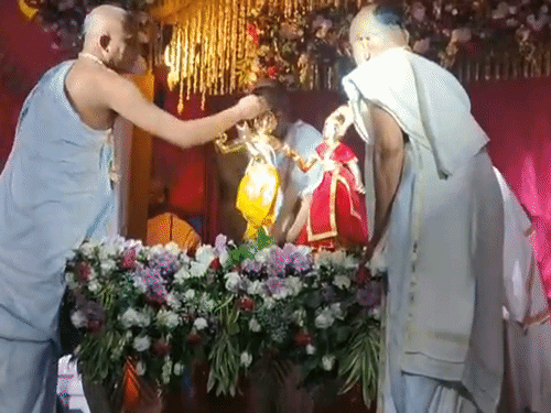15 लाख भक्तों के बीच राधारानी ने लिया जन्म:बरसाना में भीड़ में फंसी महिला चीखने लगी, VIDEO में देखिए कृष्ण-राधा की भक्ति 15 लाख भक्तों के बीच राधारानी ने लिया जन्म:बरसाना में भीड़ में फंसी महिला चीखने लगी, VIDEO में देखिए कृष्ण-राधा की भक्ति