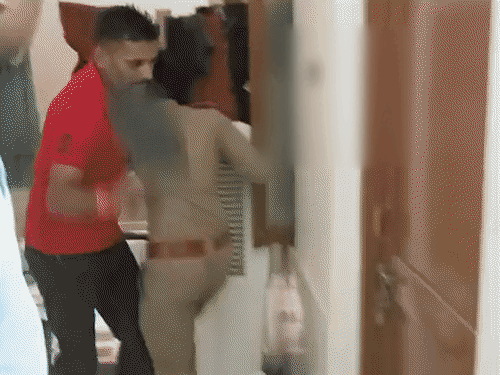 कॉन्स्टेबल ने सिपाही पत्नी को पुलिसवाले के साथ पकड़ा:कुशीनगर में ड्यूटी से लौटा, दोनों कमरे में थे; पत्नी ने बाहर निकलकर कमरा लॉक किया कॉन्स्टेबल ने सिपाही पत्नी को पुलिसवाले के साथ पकड़ा:कुशीनगर में ड्यूटी से लौटा, दोनों कमरे में थे; पत्नी ने बाहर निकलकर कमरा लॉक किया