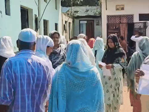 बरेली में PM आवास समेत 27 घरों पर बुलडोजर चलेगा:महिलाएं बोलीं- हम मुसलमान, क्या यही हमारा कसूर; योगी जी रहम करिए बरेली में PM आवास समेत 27 घरों पर बुलडोजर चलेगा:महिलाएं बोलीं- हम मुसलमान, क्या यही हमारा कसूर; योगी जी रहम करिए