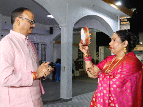करवा चौथ- डिप्टी सीएम ने पत्नी संग की पूजा:कानपुर डीएम ने पानी पिलाकर व्रत तुड़वाया, महिला ने भगवान कृष्ण से की शादी करवा चौथ- डिप्टी सीएम ने पत्नी संग की पूजा:कानपुर डीएम ने पानी पिलाकर व्रत तुड़वाया, महिला ने भगवान कृष्ण से की शादी