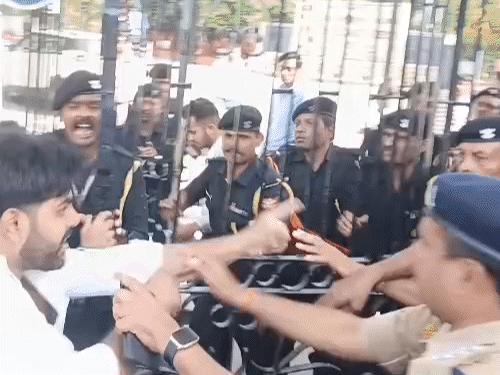 झांसी में मुलायम सिंह यादव की पुण्यतिथि पर बवाल:ABVP कार्यकर्ताओं ने पूर्व केंद्रीय मंत्री की गाड़ी घेरी, प्रदीप जैन बोले- ऐसे ही मॉब लिंचिंग होती है झांसी में मुलायम सिंह यादव की पुण्यतिथि पर बवाल:ABVP कार्यकर्ताओं ने पूर्व केंद्रीय मंत्री की गाड़ी घेरी, प्रदीप जैन बोले- ऐसे ही मॉब लिंचिंग होती है