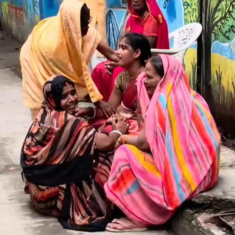 कैमूर में ट्रक ने बाइक सवार परिवार को कुचला:पत्नी की मौत, पति-बेटी गंभीर घायल; चालक हिरासत में