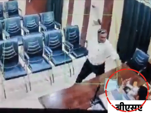 BSA को ऑफिस में हेड मास्टर ने बेल्ट से पीटा:सीतापुर में 6 सेकेंड में 5 बेल्ट मारी; हाथ से छीनकर मोबाइल तोड़ा, फाइलें फाड़ीं BSA को ऑफिस में हेड मास्टर ने बेल्ट से पीटा:सीतापुर में 6 सेकेंड में 5 बेल्ट मारी; हाथ से छीनकर मोबाइल तोड़ा, फाइलें फाड़ीं