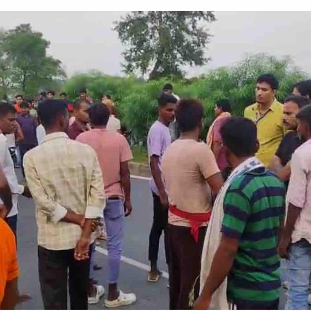 तालाब में डूबा 12 साल का आदित्य, NH-27 जाम:मोतिहारी में NDRF की देरी से नाराज ग्रामीणों का हंगामा, अंधेरे में रोकना पड़ा रेस्क्यू