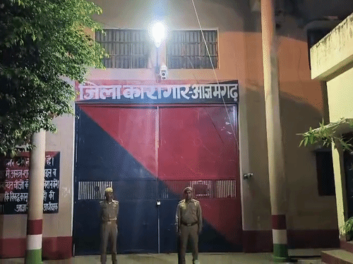 आजमगढ़ में कैदी ने जेलर का अकाउंट खाली किया:30 लाख निकाले, 18 महीने तक अफसरों को भनक तक नहीं लगी