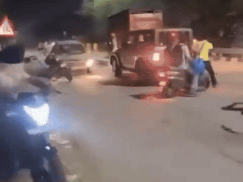 लुधियाना में बेकाबू कार ने बाइक सवार को रौंदा, VIDEO:10 फुट तक घसीटा; लोगों ने पीछा कर पकड़ा, डंडे से पीटा