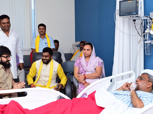 अब्बास अंसारी मंत्री राजभर से मिलने अस्पताल पहुंचे:विधायकी जाने पर बेटे अरविंद ने कहा था- वे हमारे नहीं, अखिलेश के विधायक