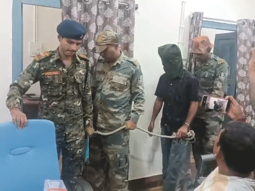 असम से हवाई जहाज से लाता था सिम कार्ड:जामताड़ा में साइबर ठगों को बेचता था, हर सिम के लिए 2 हजार तक की वसूली, अब धराया असम से हवाई जहाज से लाता था सिम कार्ड:जामताड़ा में साइबर ठगों को बेचता था, हर सिम के लिए 2 हजार तक की वसूली, अब धराया