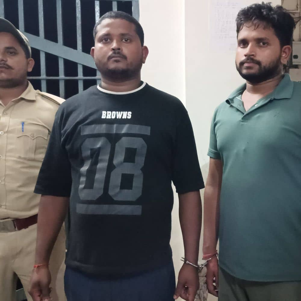 सहरसा पुलिस की छापेमारी में 4 अपराधी गिरफ्तार:4.66 लाख कैश किया बरामद, अवैध हथियार और शराब की खेप जब्त सहरसा पुलिस की छापेमारी में 4 अपराधी गिरफ्तार:4.66 लाख कैश किया बरामद, अवैध हथियार और शराब की खेप जब्त