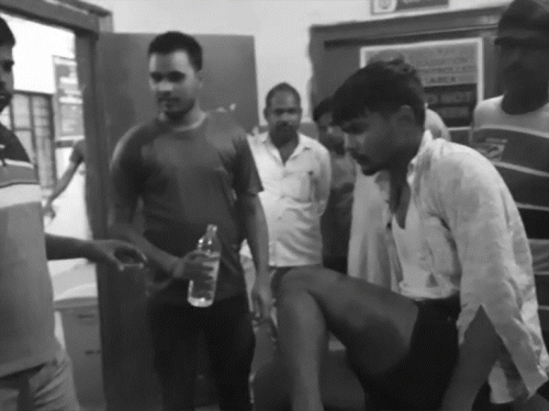 औरंगाबाद में अगवा कर इंजीनियरिंग के स्टूडेंट की पिटाई:गंभीर हालत में घर से 15 KM दूर फेंका, पिता से फोन करके मांगी थी 5 लाख की फिरौती औरंगाबाद में अगवा कर इंजीनियरिंग के स्टूडेंट की पिटाई:गंभीर हालत में घर से 15 KM दूर फेंका, पिता से फोन करके मांगी थी 5 लाख की फिरौती