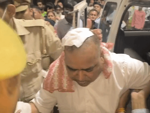 लखनऊ जेल में पूर्व मंत्री गायत्री प्रजापति पर जानलेवा हमला:सिर में 5 टांके लगे, एक हाथ में भी चोट; विधायक पत्नी रोते हुए ट्रॉमा सेंटर पहुंचीं लखनऊ जेल में पूर्व मंत्री गायत्री प्रजापति पर जानलेवा हमला:सिर में 5 टांके लगे, एक हाथ में भी चोट; विधायक पत्नी रोते हुए ट्रॉमा सेंटर पहुंचीं