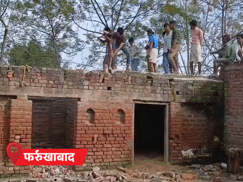 फर्रुखाबाद में लोग खुद ही मकान तोड़कर पलायन कर रहे:कानपुर में 14 साल बाद बैराज ओवरफ्लो, आज 11 जिलों में अलर्ट