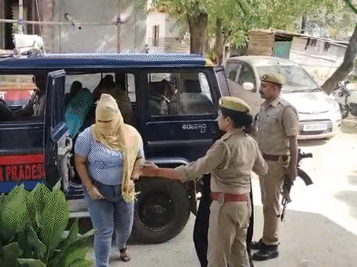 बाहर जॉब का ऑफर, अंदर जिस्मफरोशी:मेरठ में कंप्यूटर सेंटर में चल रहा था धंधा, ऑन डिमांड भेजते थे लड़कियां बाहर जॉब का ऑफर, अंदर जिस्मफरोशी:मेरठ में कंप्यूटर सेंटर में चल रहा था धंधा, ऑन डिमांड भेजते थे लड़कियां