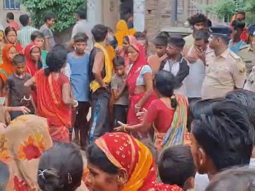 इंजेक्शन के बाद किशोर की मौत, डॉक्टर की पिटाई:परिजन-ग्रामीणों ने 3 घंटे रोड किया जाम, पैर कटने पर क्लीनिक लेकर पहुंचे थे