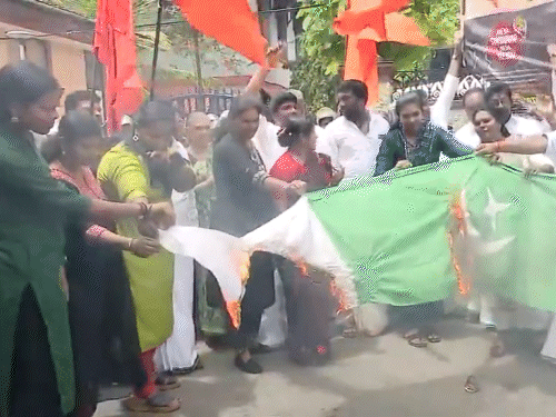 देश में भारत-PAK मैच का विरोध,उद्धव समर्थकों ने टीवी तोड़े:PM को सिंदूर भेजा; पीड़ित बोले- जिनके हाथ खून से सने, उन्हीं से मैच देश में भारत-PAK मैच का विरोध,उद्धव समर्थकों ने टीवी तोड़े:PM को सिंदूर भेजा; पीड़ित बोले- जिनके हाथ खून से सने, उन्हीं से मैच