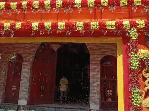असम की चटाई-बंगाल के बांस से 40 लाख का पंडाल:पूर्णिया में 30 बंगाली कारीगर एक महीने से डेवलप कर रहे; 1000 हजार साड़ी से भी सजावट