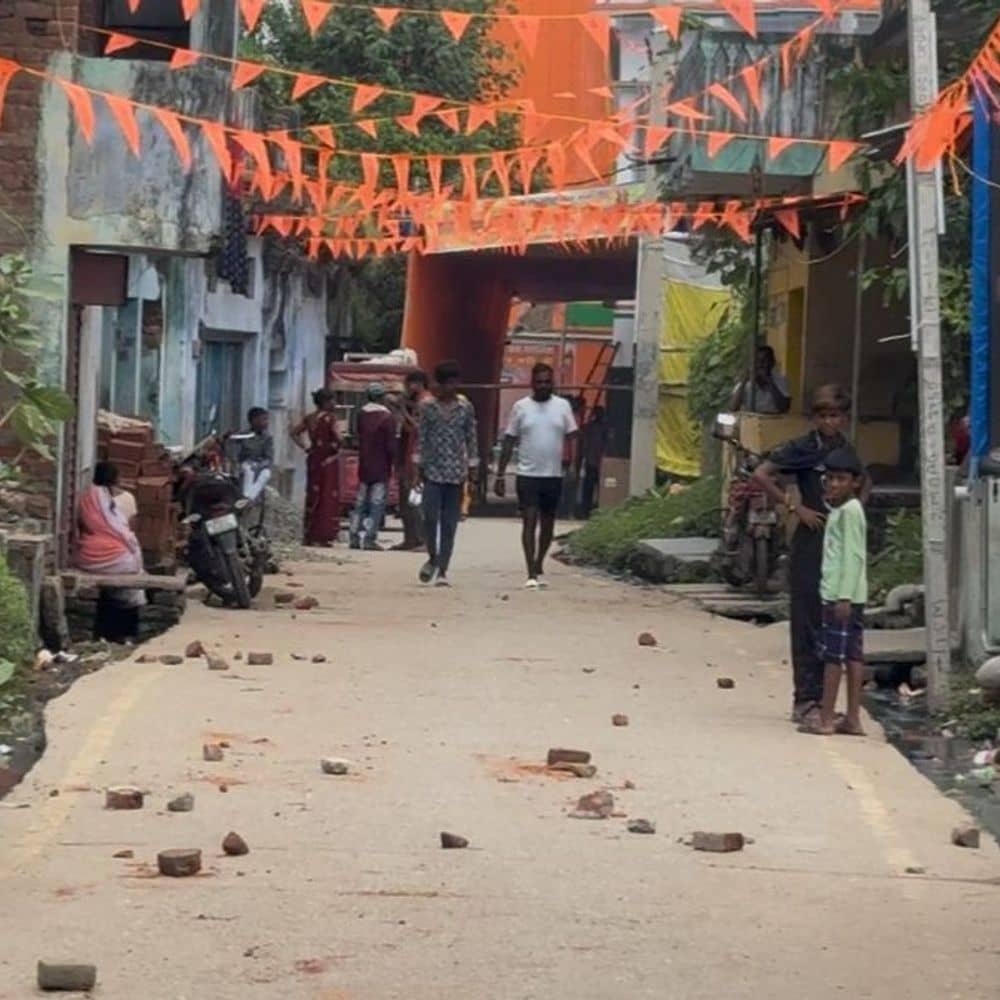 नवादा में प्राण प्रतिष्ठा के दौरान दो समुदायों में तनाव:पथराव और नारेबाजी से बिगड़ा माहौल, पुलिस की देरी से लोगों में गुस्सा नवादा में प्राण प्रतिष्ठा के दौरान दो समुदायों में तनाव:पथराव और नारेबाजी से बिगड़ा माहौल, पुलिस की देरी से लोगों में गुस्सा