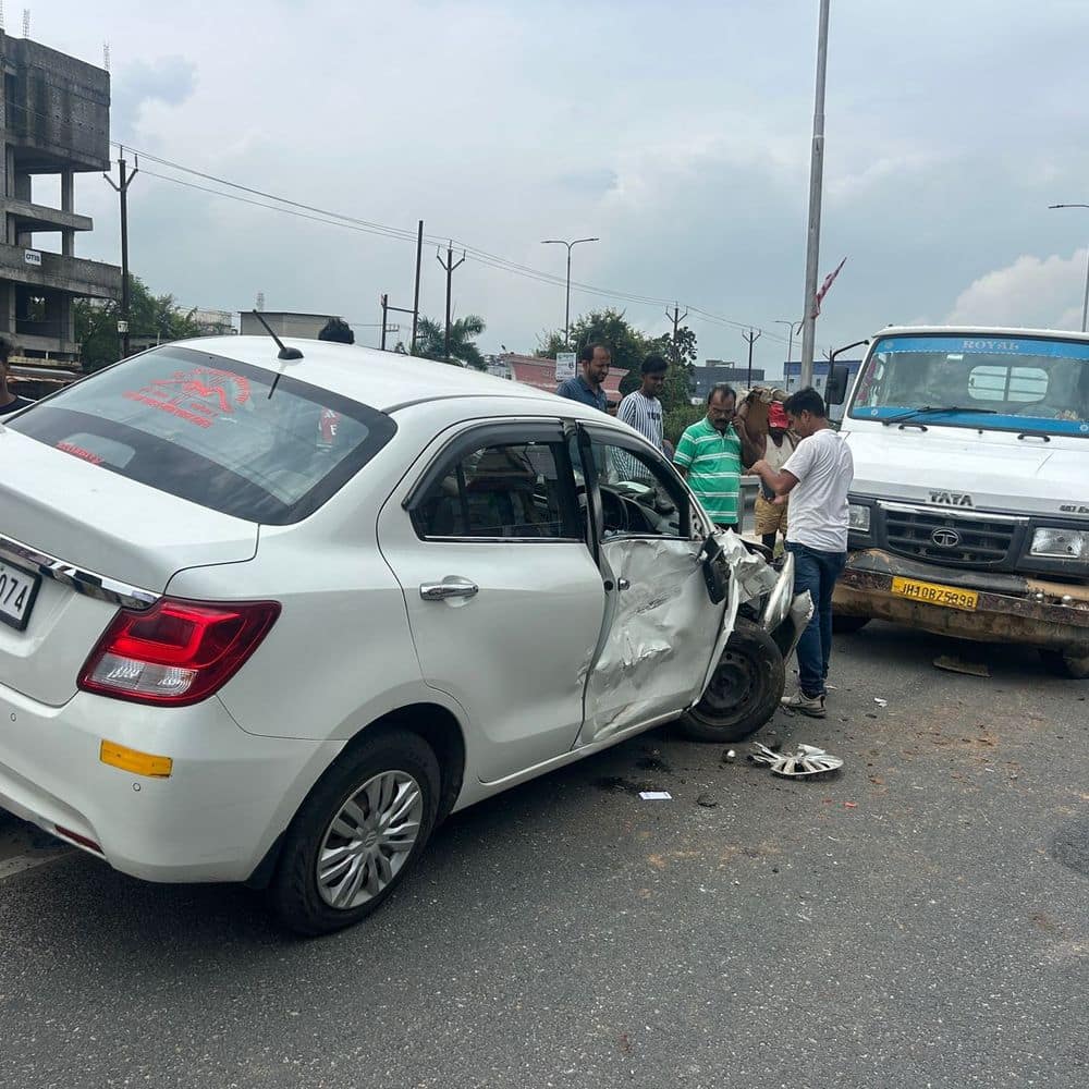 407 वाहन का ब्रेक फेल, कार-स्कूटी को मारी टक्कर:कार डिवाइडर पर चढ़ी, स्कूटी सवार घायल; स्थानीय लोगों ने पहुंचाया अस्पताल 407 वाहन का ब्रेक फेल, कार-स्कूटी को मारी टक्कर:कार डिवाइडर पर चढ़ी, स्कूटी सवार घायल; स्थानीय लोगों ने पहुंचाया अस्पताल
