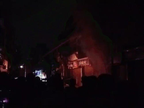 देवघर में कपड़े की दुकान में भीषण आग:धुएं और लपटों को देखकर सहमे लोग, आग लगने के कारणों की जांच जारी देवघर में कपड़े की दुकान में भीषण आग:धुएं और लपटों को देखकर सहमे लोग, आग लगने के कारणों की जांच जारी