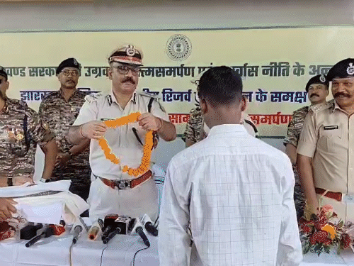 10 माओवादियों ने छोड़े हथियार, इसमें 4 महिलाएं शामिल:सरेंडर करने वालों में एक एरिया कमेटी और 9 दस्ता सदस्य, सभी का आपराधिक इतिहास