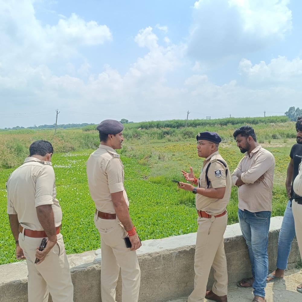 बलहा पुल के पास युवक का शव मिला:पत्नी से विवाद की बात सामने आई, पुलिस मामले की जांच में जुटी बलहा पुल के पास युवक का शव मिला:पत्नी से विवाद की बात सामने आई, पुलिस मामले की जांच में जुटी