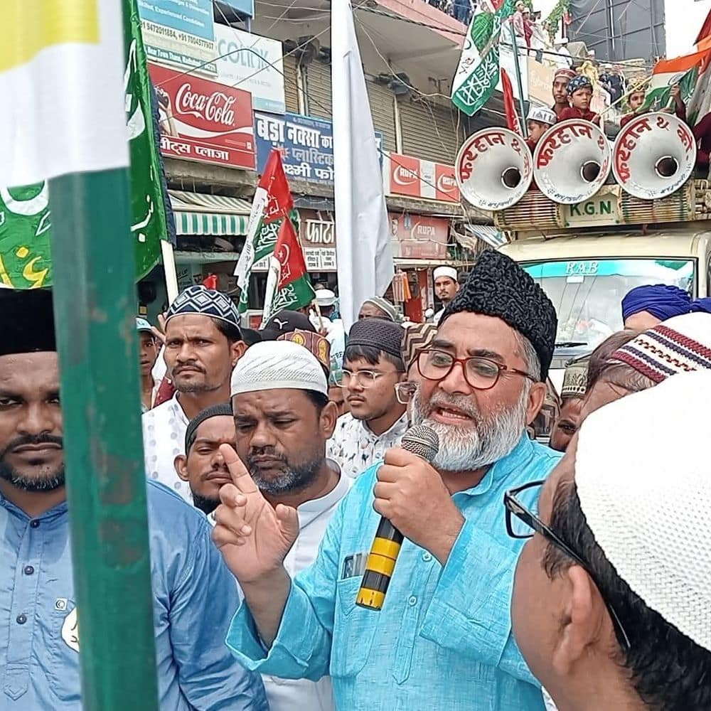 मधुबनी में ईद मिलाद-उन-नबी पर निकला जुलूस:हिंदू समाज ने फूल-मालाओं से किया स्वागत, शर्बत पिलाया; सौहार्द की मिसाल बनी