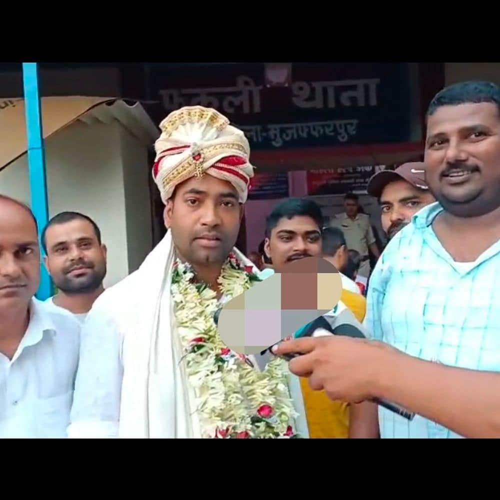 फकुली थाना प्रभारी ललन कुमार की भावुक विदाई:फूलों से सजी थार और गाजे-बाजे के साथ विदा किया गया, समारोह में ग्रामीण शामिल हुए फकुली थाना प्रभारी ललन कुमार की भावुक विदाई:फूलों से सजी थार और गाजे-बाजे के साथ विदा किया गया, समारोह में ग्रामीण शामिल हुए