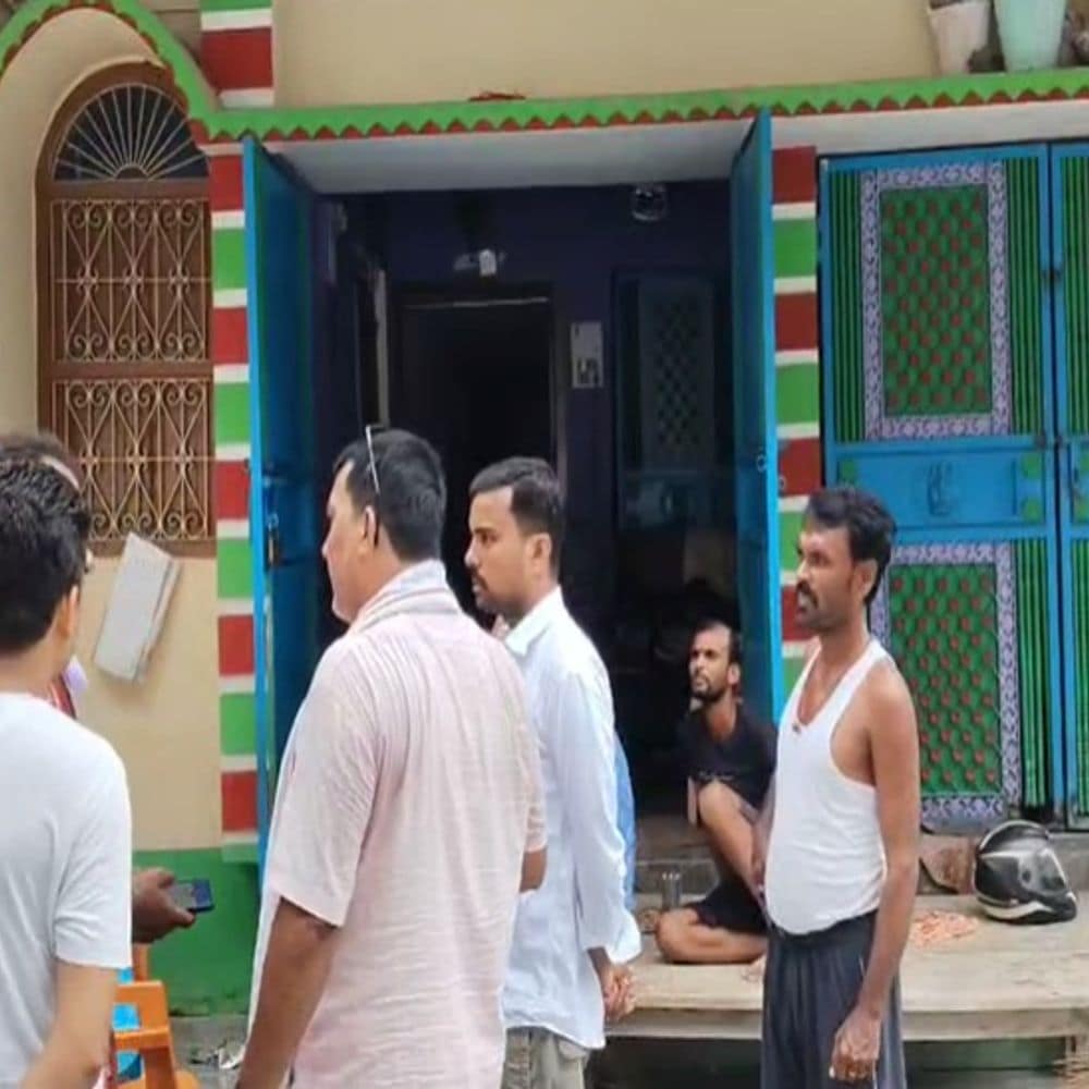नकली इनकम टैक्स ऑफिसर बनकर की लूट :मुजफ्फरपुर में ज्वेलरी कारोबारी के घर से 15 मिनट में ले गए नगद-ज्वेलरी, स्कॉर्पियो से फरार नकली इनकम टैक्स ऑफिसर बनकर की लूट :मुजफ्फरपुर में ज्वेलरी कारोबारी के घर से 15 मिनट में ले गए नगद-ज्वेलरी, स्कॉर्पियो से फरार