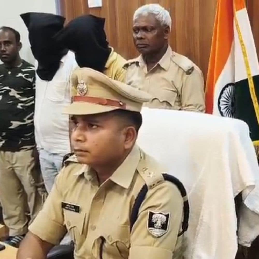 नेपाली नागरिकों के लिए फर्जी आधार कार्ड बनाने का खुलासा:सीतामढ़ी में 5 लोग गिरफ्तार, 7 लैपटॉप और प्रिंटर जब्त नेपाली नागरिकों के लिए फर्जी आधार कार्ड बनाने का खुलासा:सीतामढ़ी में 5 लोग गिरफ्तार, 7 लैपटॉप और प्रिंटर जब्त