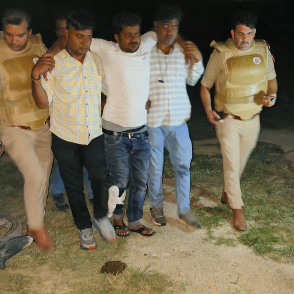 वाराणसी में चेन स्नेचर का एनकाउंटर, पैर में लगी गोली:बिना नंबर प्लेट की बाइक मिली; 25 हजार के इनामी पर 12 से अधिक केस दर्ज वाराणसी में चेन स्नेचर का एनकाउंटर, पैर में लगी गोली:बिना नंबर प्लेट की बाइक मिली; 25 हजार के इनामी पर 12 से अधिक केस दर्ज