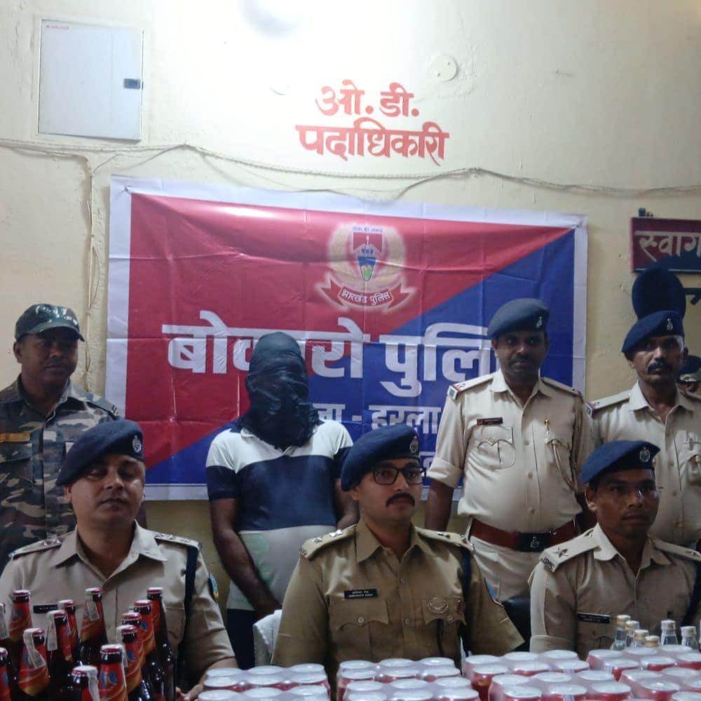 बोकारो में ड्राई डे पर शराब बिक्री का भंडाफोड़:राजेंद्र मोड़ झोपड़ी से भारी मात्रा में शराब बरामद; एक गिरफ्तार, दूसरा फरार