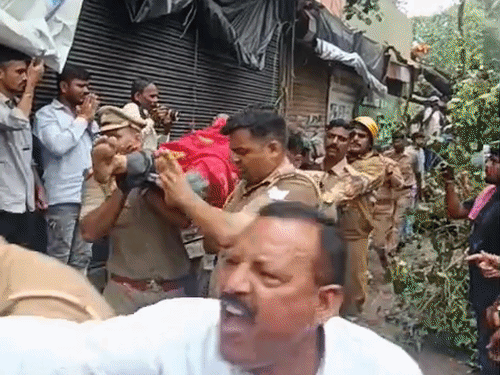 लखनऊ में 150 साल पुराना पेड़ गिरा, 1 की मौत:4 लोग दबे, घर ढहा; गुमटियां जमींदोज, मेयर-सपा विधायक भिड़े लखनऊ में 150 साल पुराना पेड़ गिरा, 1 की मौत:4 लोग दबे, घर ढहा; गुमटियां जमींदोज, मेयर-सपा विधायक भिड़े