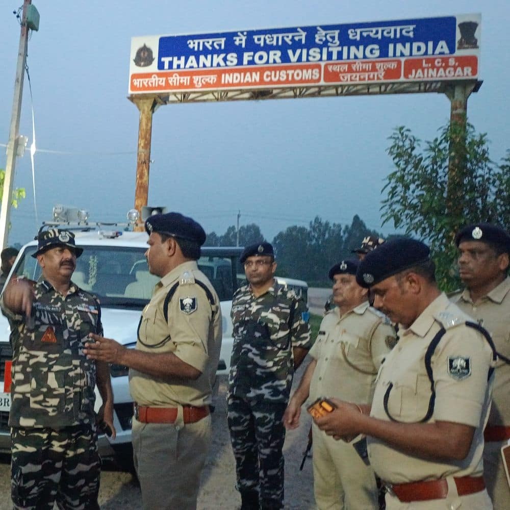 नेपाल में उग्र आंदोलन के बीच रेल सेवा बंद:जयनगर-जनकपुर रूट पर ट्रेनें रोकी गईं, बॉर्डर पर सुरक्षा बढ़ी नेपाल में उग्र आंदोलन के बीच रेल सेवा बंद:जयनगर-जनकपुर रूट पर ट्रेनें रोकी गईं, बॉर्डर पर सुरक्षा बढ़ी