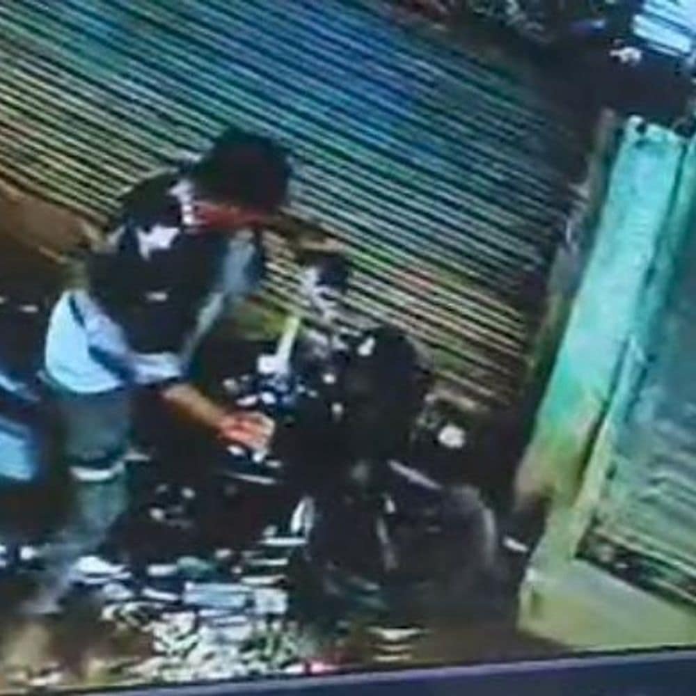 जमुई में दिनदहाड़े दुकान के बाहर से बाइक की चोरी:CCTV में कैद हुई वारदात, पीड़ित ने बरामदगी की लगाई गुहार जमुई में दिनदहाड़े दुकान के बाहर से बाइक की चोरी:CCTV में कैद हुई वारदात, पीड़ित ने बरामदगी की लगाई गुहार
