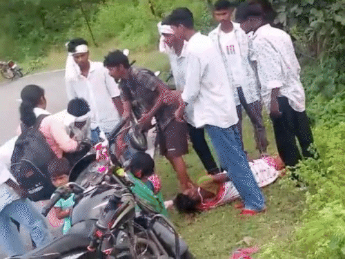 गुमला के सरगांव जंगल मोड़ के पास सड़क हादसा:बाइक सवार को बचाने में बोलेरो गड्ढे में जा गिरा, 6 लोग हुए घायल, 2 महिलाएं गंभीर गुमला के सरगांव जंगल मोड़ के पास सड़क हादसा:बाइक सवार को बचाने में बोलेरो गड्ढे में जा गिरा, 6 लोग हुए घायल, 2 महिलाएं गंभीर