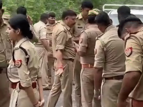 लखनऊ में ऑटो चालक की दिनदहाड़े हत्या:चाकू से गला रेता; लोगों ने आरोपी को दौड़ाकर पकड़ा लखनऊ में ऑटो चालक की दिनदहाड़े हत्या:चाकू से गला रेता; लोगों ने आरोपी को दौड़ाकर पकड़ा