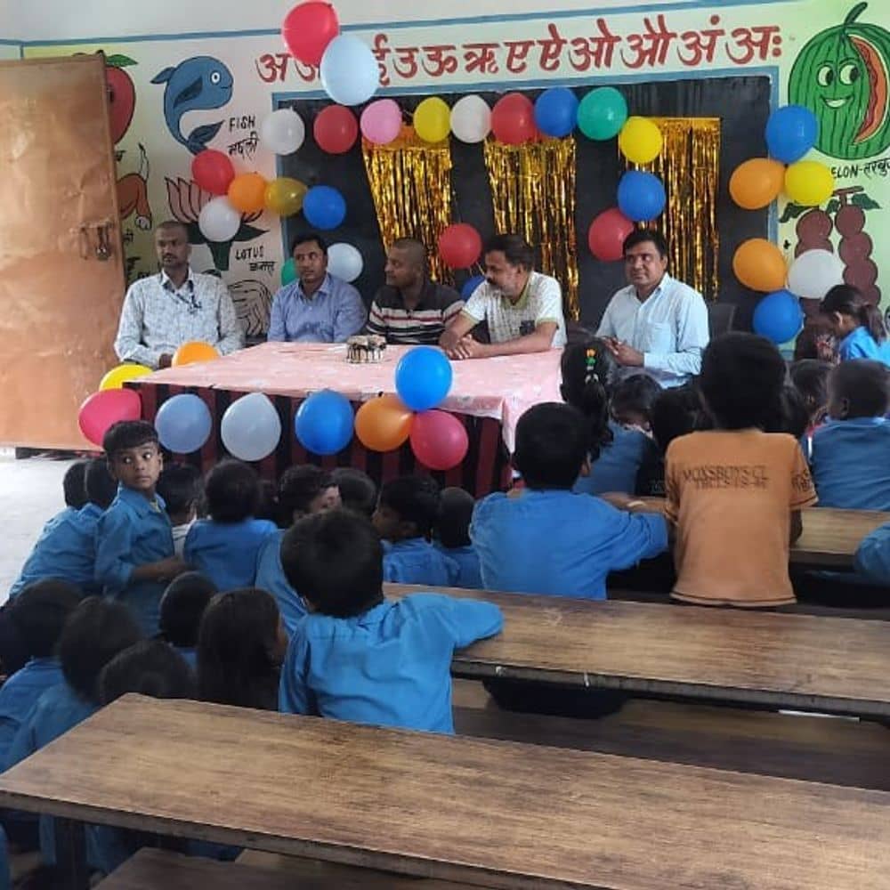 गढ़वा में शिक्षक दिवस एक दिन पहले मनाया गया:छात्रों ने केक काटकर किया सेलिब्रेट, मोहम्मद साहब के जन्मदिन पर अवकाश होने के कारण पहले मनाया गया गढ़वा में शिक्षक दिवस एक दिन पहले मनाया गया:छात्रों ने केक काटकर किया सेलिब्रेट, मोहम्मद साहब के जन्मदिन पर अवकाश होने के कारण पहले मनाया गया