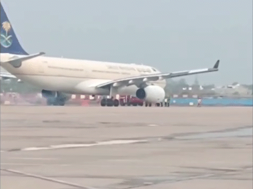 नेपाल जाने वाली 4 फ्लाइट की लखनऊ में लैंडिंग:दिल्ली, दुबई और बैंकॉक से काठमांडू जा रहे थे विमान, अमौसी एयरपोर्ट पर उतरे