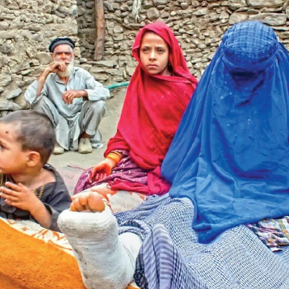 भूकंप में तालिबानी फरमान बना महिलाओं की आफत:पुरुष राहत कर्मियों ने छुआ नहीं, 36 घंटे मलबे में फंसी रहीं; पड़ोसी गांव की महिलाओं ने निकाला भूकंप में तालिबानी फरमान बना महिलाओं की आफत:पुरुष राहत कर्मियों ने छुआ नहीं, 36 घंटे मलबे में फंसी रहीं; पड़ोसी गांव की महिलाओं ने निकाला