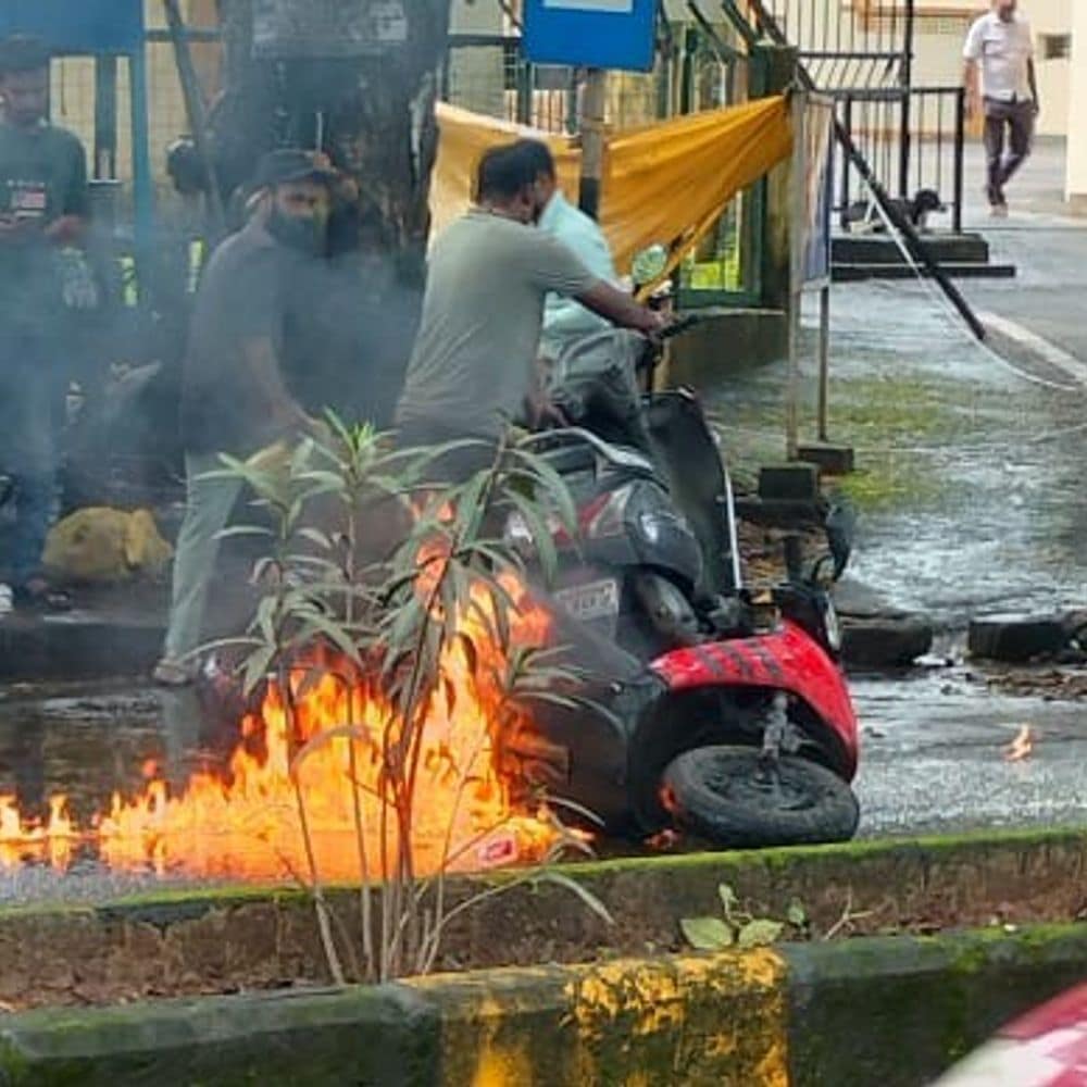 जमशेदपुर में स्कूटी में अचानक लगी आग:अस्पताल के पास खड़ी स्कूटी में स्पार्क से लगी आग, पूरी तरह जलकर राख